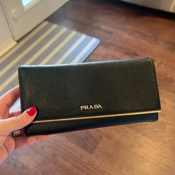 Prada Wallet- Pre Loved Good Condition - Picture 1 of 7